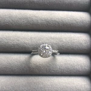 🌟🌟🌟Elegant Silver Diamond Halo Ring